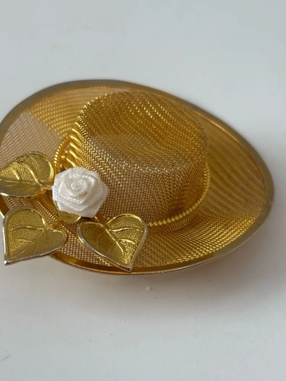 Vintage Gold tone mesh hat brooch